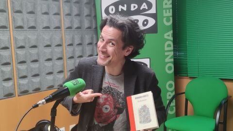 Est&aacute; de visita en Galicia para presentar su libro "Verbolario"
