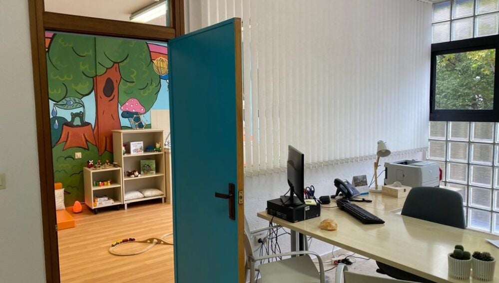 La Sala Amable creada por el Ayuntamiento de Aspe es contigua a un despacho de la Policía Local. 