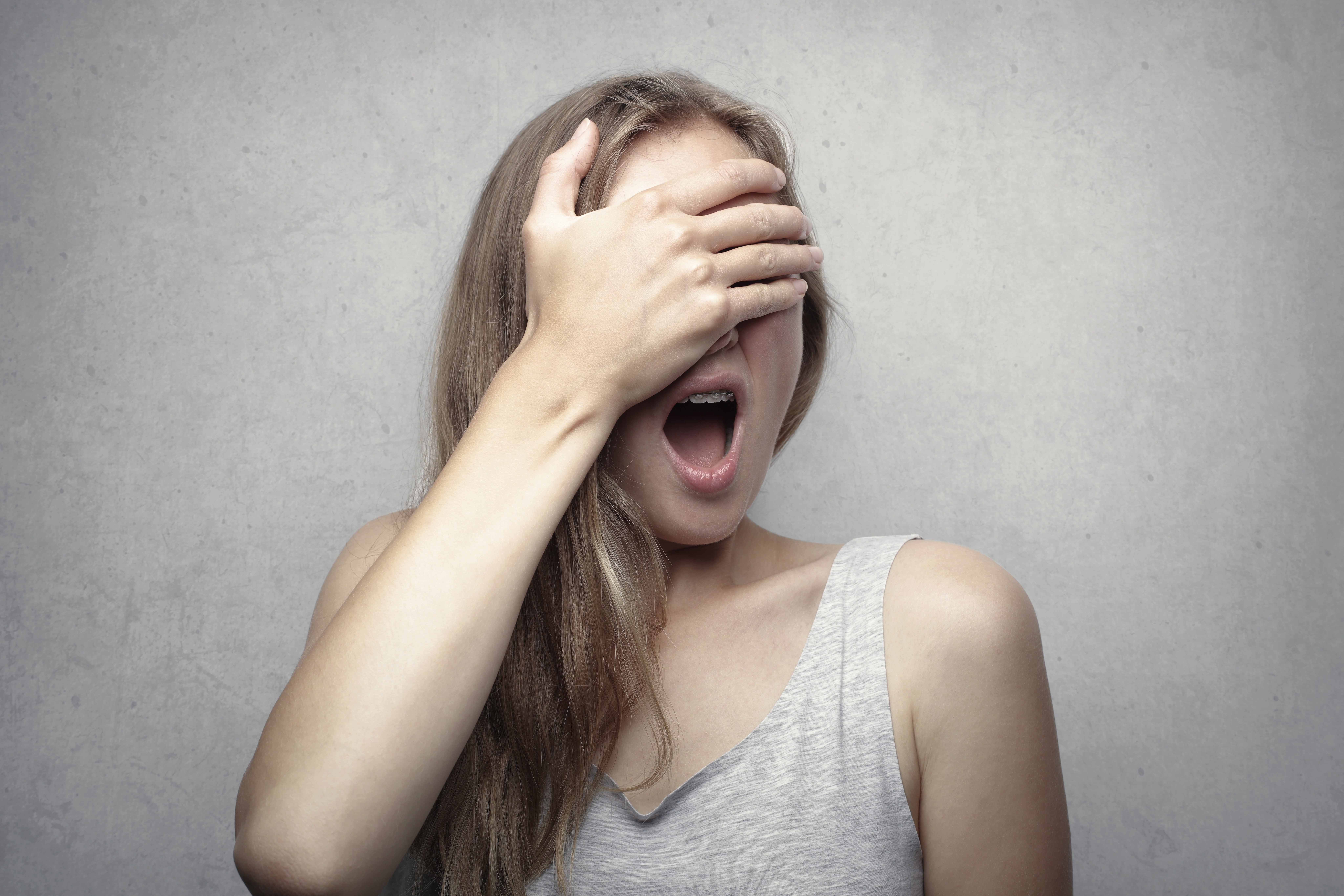 Claudia Loring, la profesora de español que enseña insultos a sus alumnos: "Su expresión favorita es 'me importa tres cojones'" Claudia Loring, la profesora de español que enseña insultos a sus alumnos: "Su expresión favorita es 'me importa tres cojones'"
