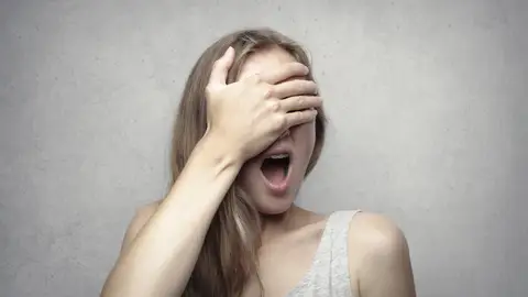 Claudia Loring, la profesora de español que enseña insultos a sus alumnos: "Su expresión favorita es 'me importa tres cojones' Claudia Loring, la profesora de español que enseña insultos a sus alumnos: "Su expresión favorita es 'me importa tres cojones'
