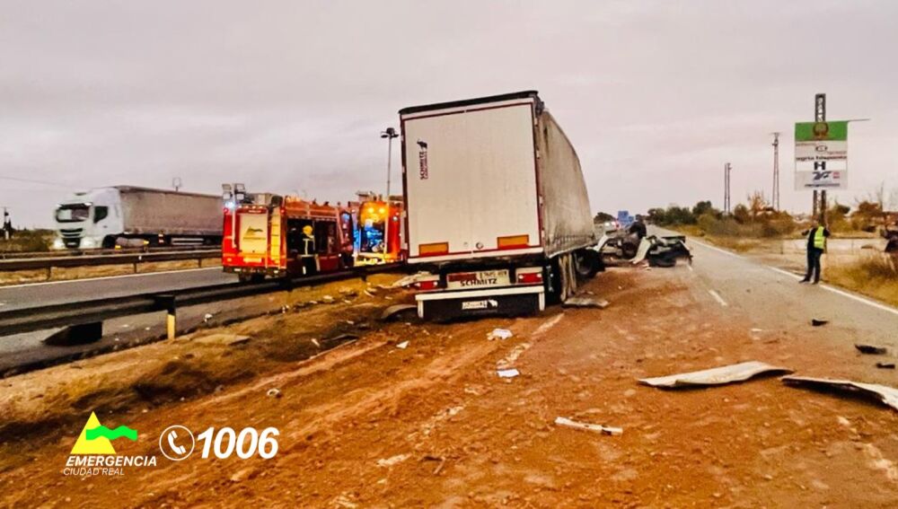 Colisión entre una furgoneta y un camión en la A-4