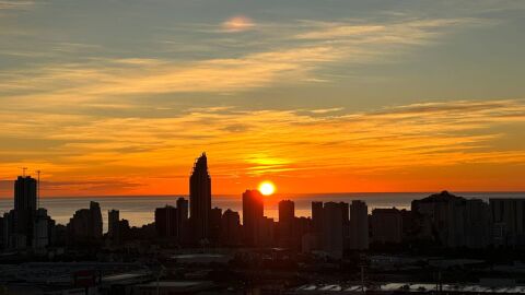 amanecer benidorm poco nuboso 