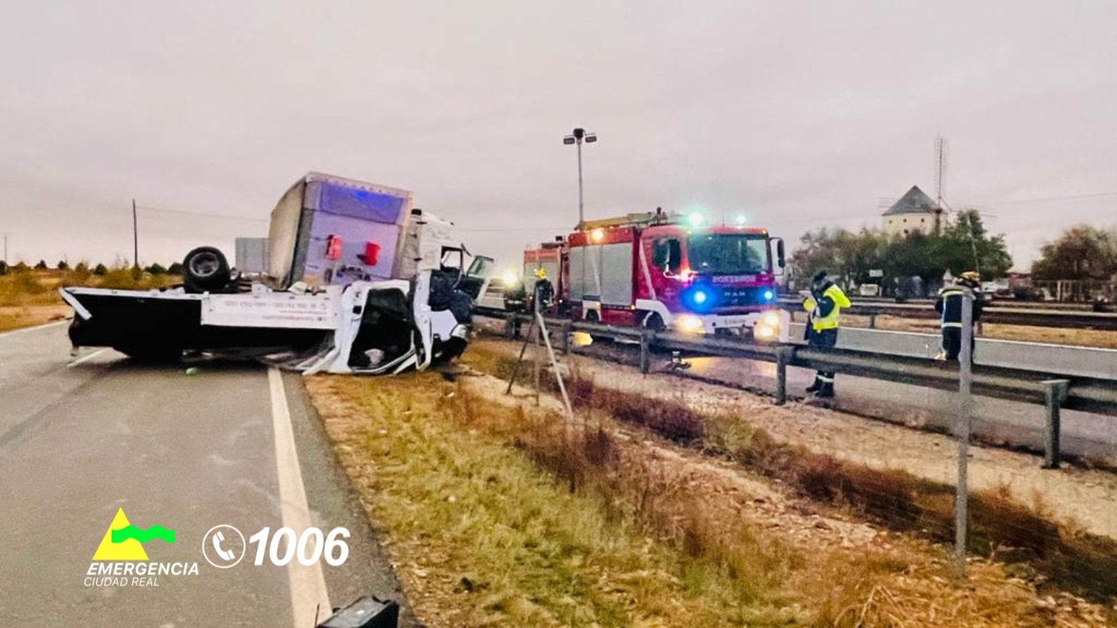 Tres heridos tras una colisión entre una furgoneta y un camión en Manzanares Tres heridos tras una colisión entre una furgoneta y un camión en Manzanares