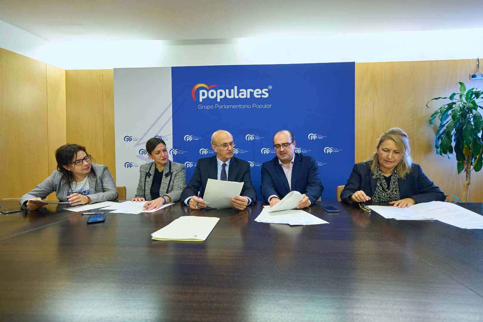 Responsables do PP de León e Ourense abordan a marxinación do Goberno central en materia de infraestruturas e transporte Responsables do PP de León e Ourense abordan a marxinación do Goberno central en materia de infraestruturas e transporte