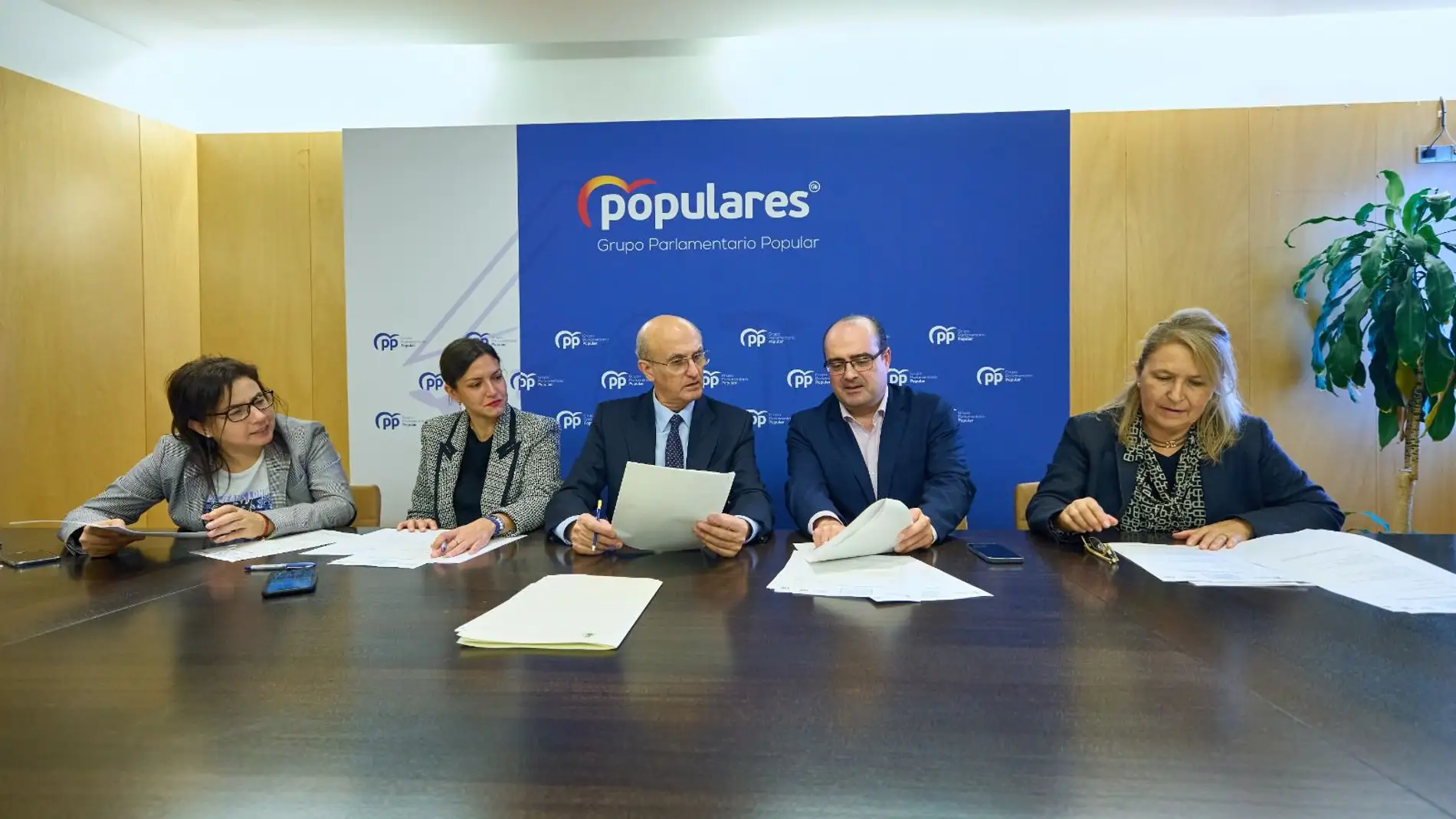 Responsables do PP de León e Ourense abordan a marxinación do Goberno central en materia de infraestruturas e transporte