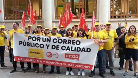 Los trabajadores de Correos se oponen a la venta del histórico edificio de la plaza de Gabriel Miró de Alicante 