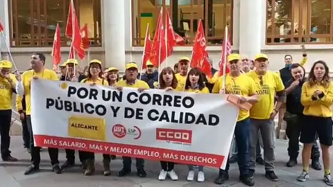 Los trabajadores de Correos se oponen a la venta del histórico edificio de la plaza de Gabriel Miró de Alicante Los trabajadores de Correos se oponen a la venta del histórico edificio de la plaza de Gabriel Miró de Alicante
