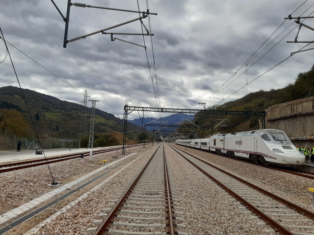 Barbón se reúne el lunes con el Presidente de Galicia para defender el Corredor Atlántico Barbón se reúne el lunes con el Presidente de Galicia para defender el Corredor Atlántico
