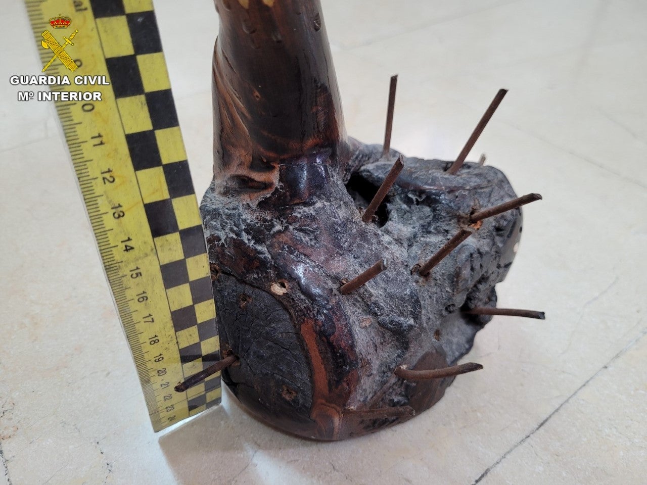 La Guardia Civil detiene en Novelda a un hombre por agredir a otro con un bastón con una esfera con clavos de cinco centímetros La Guardia Civil detiene en Novelda a un hombre por agredir a otro con un bastón con una esfera con clavos de cinco centímetros