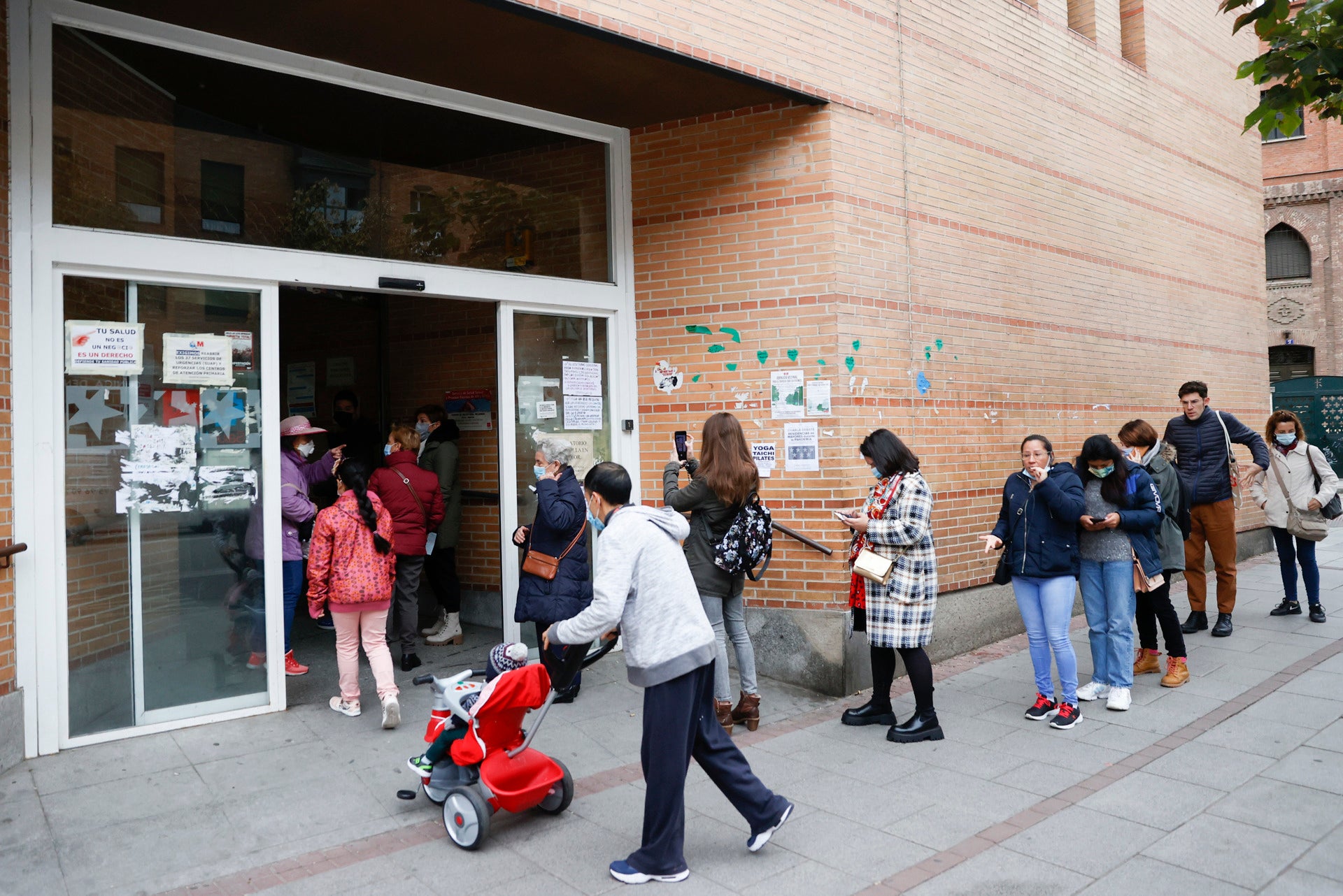 Esto es lo que hace falta para que la Sanidad española funcione bien: hay que contratar 8.000 médicos más Esto es lo que hace falta para que la Sanidad española funcione bien: hay que contratar 8.000 médicos más