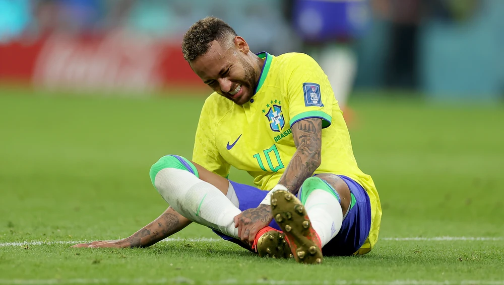 Neymar se duele tras sufrir una lesión en el Brasil - Serbia