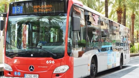 Uno de los autobuses del trasporte urbano de Alicante 