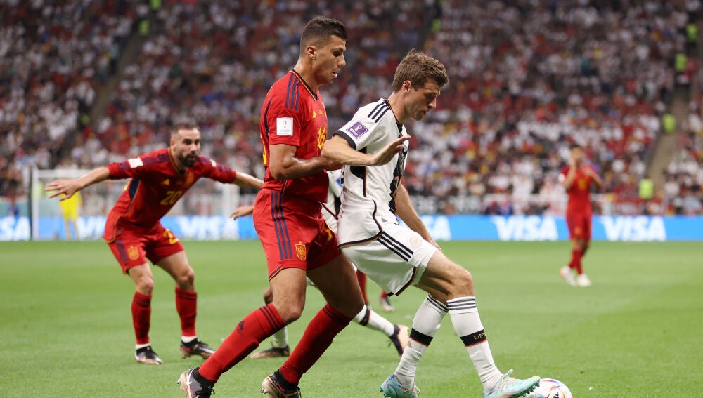 Rodri y Muller disputan un balón durante el España - Alemania