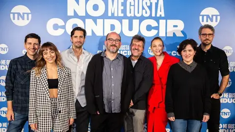 El director Borja Cobeaga, al frente del equipo de la serie 'No me gusta conducir' ante el photocall de la premiere El director Borja Cobeaga, al frente del equipo de la serie 'No me gusta conducir' ante el photocall de la premiere