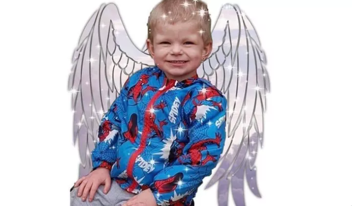 Muere un niño de cinco años en los brazos de sus padres tras tragarse una chincheta Muere un niño de cinco años en los brazos de sus padres tras tragarse una chincheta
