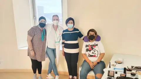Talleres de maquillaje de ojos y cejas para pacientes oncológicas en buenas manos