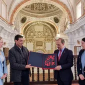Bellido entrega el ejemplar del estatuto a Reina Bellido entrega el ejemplar del estatuto a Reina