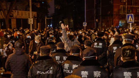 Protestas en China contra la pol&iacute;tica "cero covid": Las autoridades retienen y golpean a un periodista de la BBC