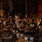 Protestas en China contra la política "cero covid": Las autoridades retienen y golpean a un periodista de la BBC