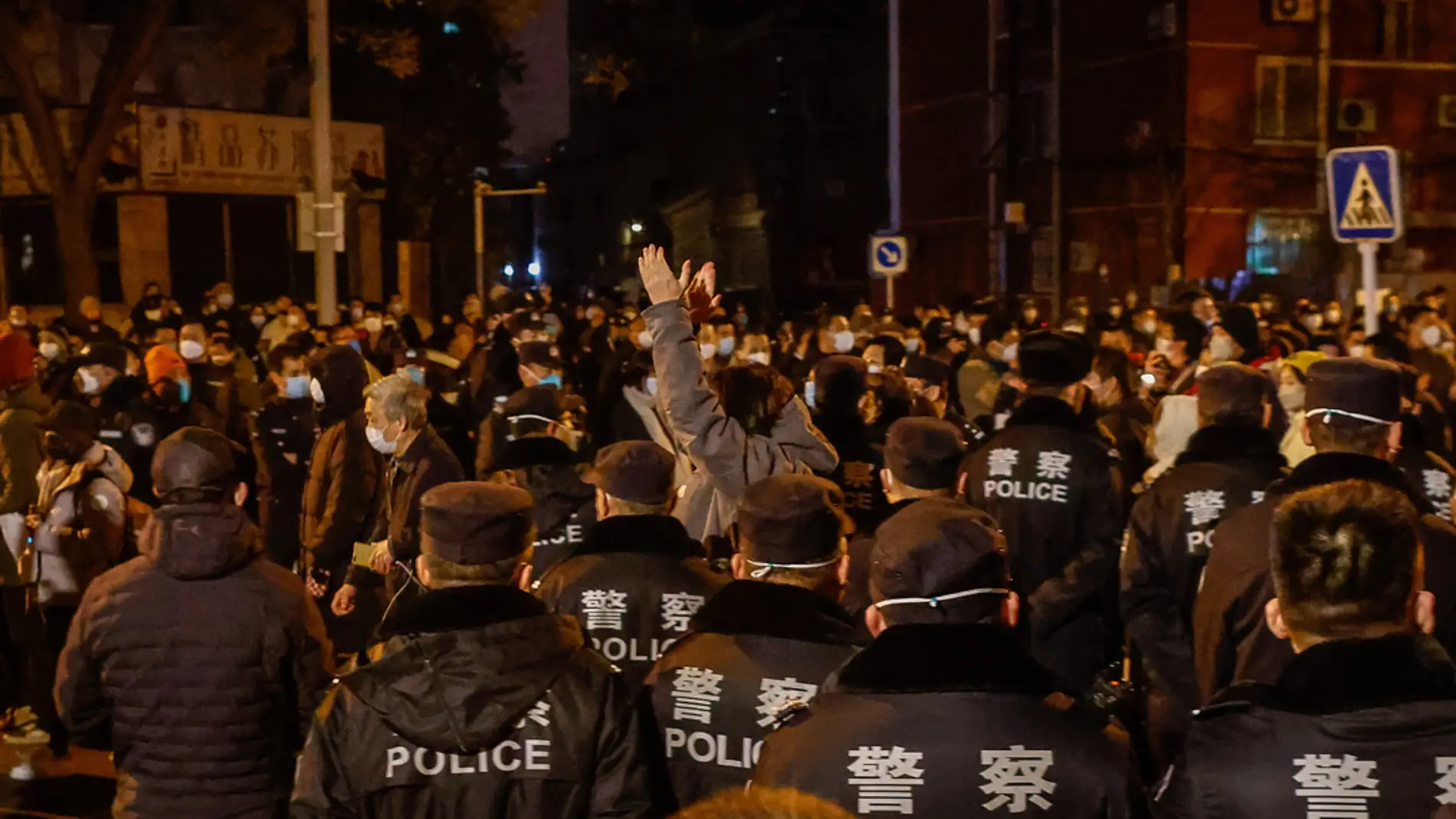 Protestas en China contra la política "cero covid": Las autoridades retienen y golpean a un periodista de la BBC