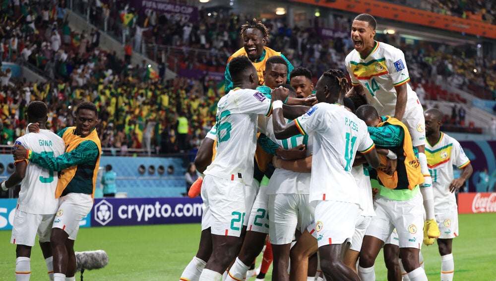 Los jugadores de Senegal celebran el 0-1 a Ecuador