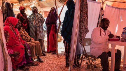 Imagen de archivo de un grupo de mujeres somal&iacute;es esperando a ser atendidas por un m&eacute;dico | Getty Images