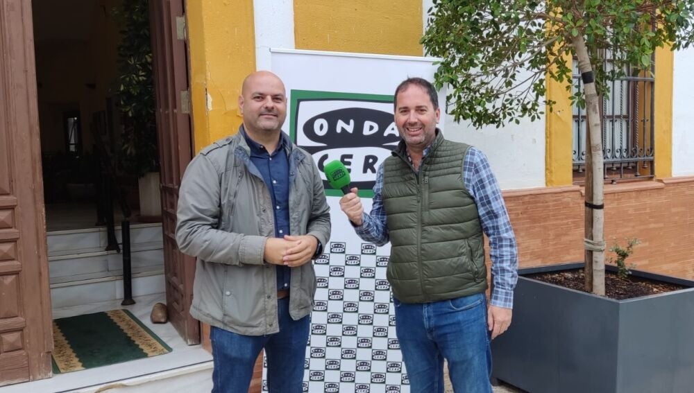 El alcalde de Zalamea la Real, Diego Rodríguez, recibió al equipo de Onda Cero a las puertas del Ayuntamiento de la localidad.