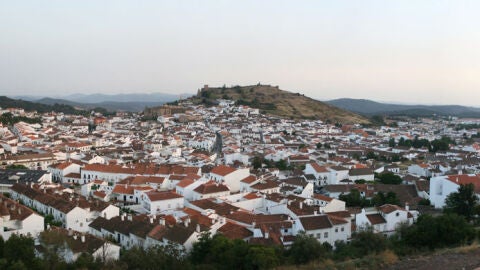 Aracena tiene 8.255 habitantes Est&aacute; situado a una altura de 682 metros sobre el nivel del mar.