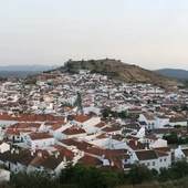 Aracena tiene 8.255 habitantes Está situado a una altura de 682 metros sobre el nivel del mar. Aracena tiene 8.255 habitantes Está situado a una altura de 682 metros sobre el nivel del mar.