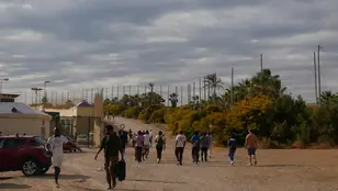 Varias decenas de inmigrantes se dirigen al Centro de Estancia Temporal de inmigrantes (CETI) tras entrar en Melilla, en una foto de archivo