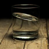 ¿Es bueno beber 2 litros de agua al día? Un nuevo estudio advierte sobre este consumo