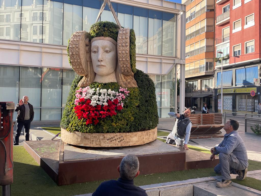 La Dama floral vuelve a dar color a la plaza del centro de congresos de Elche con una imagen renovada La Dama floral vuelve a dar color a la plaza del centro de congresos de Elche con una imagen renovada