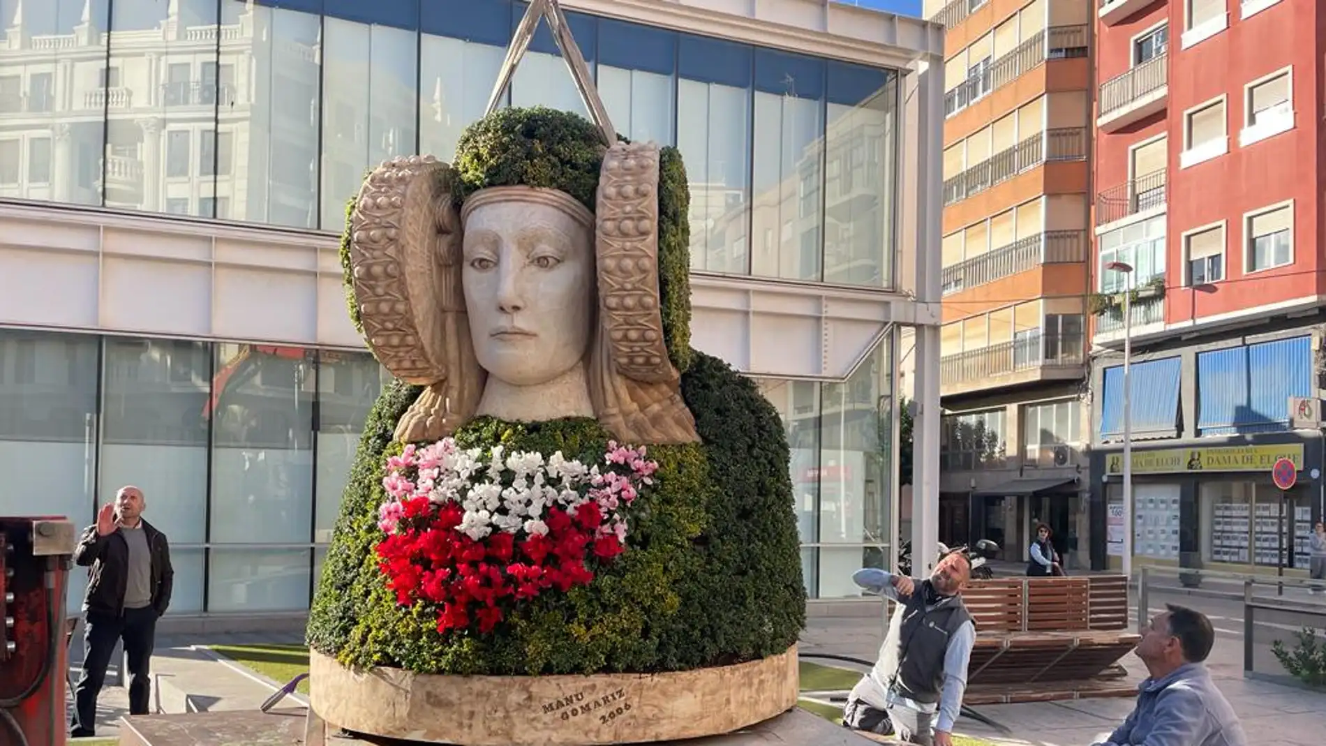 La nueva Dama floral de la plaza del centro de congresos de Elche.