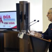 El presidente del Comité Antisida en Extremadura, Santiago Pérez, en el acto en la Asamblea