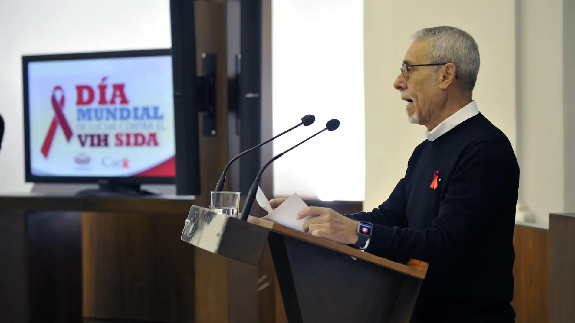 El presidente del Comité Antisida en Extremadura, Santiago Pérez, en el acto en la Asamblea
