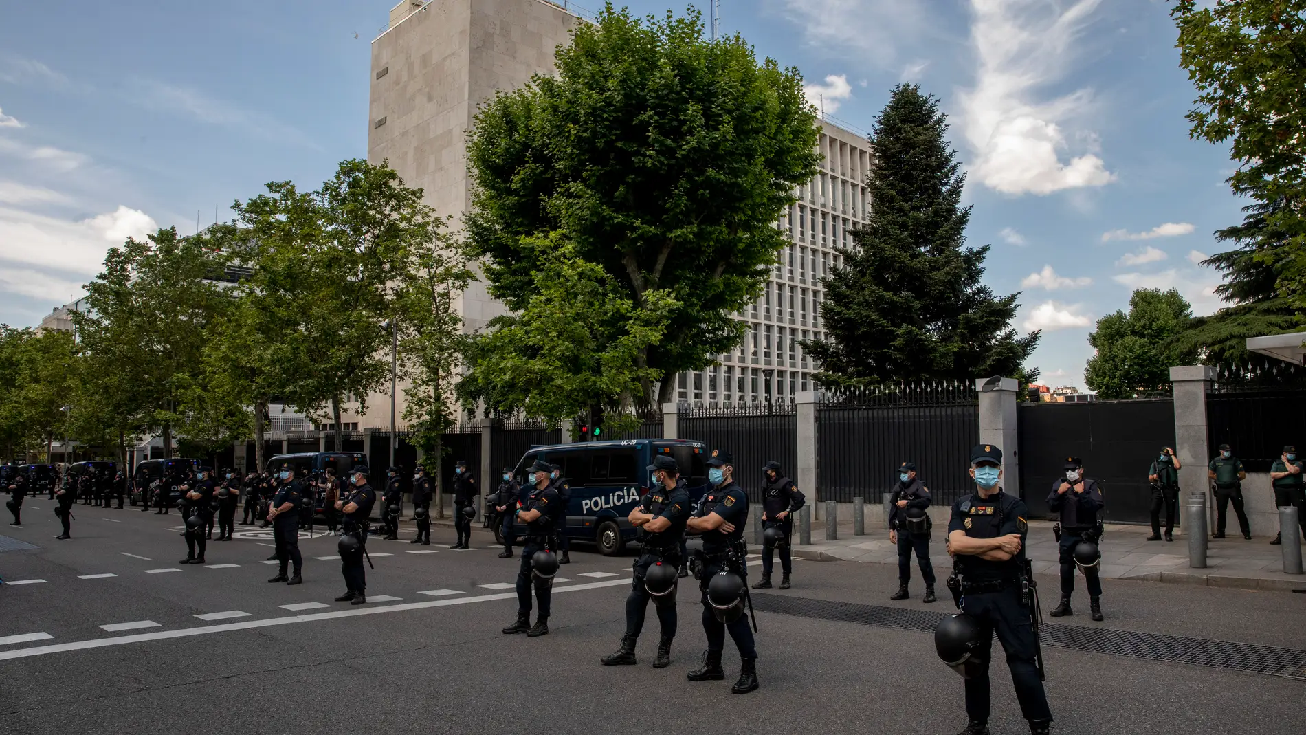 Oleada de cartas bomba: un sexto sobre con explosivos llega a la embajada de EEUU en Madrid
