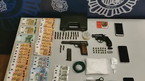 Armas y fuego, dinero y efectos intervenidos al detenido en Elche. Armas y fuego, dinero y efectos intervenidos al detenido en Elche.