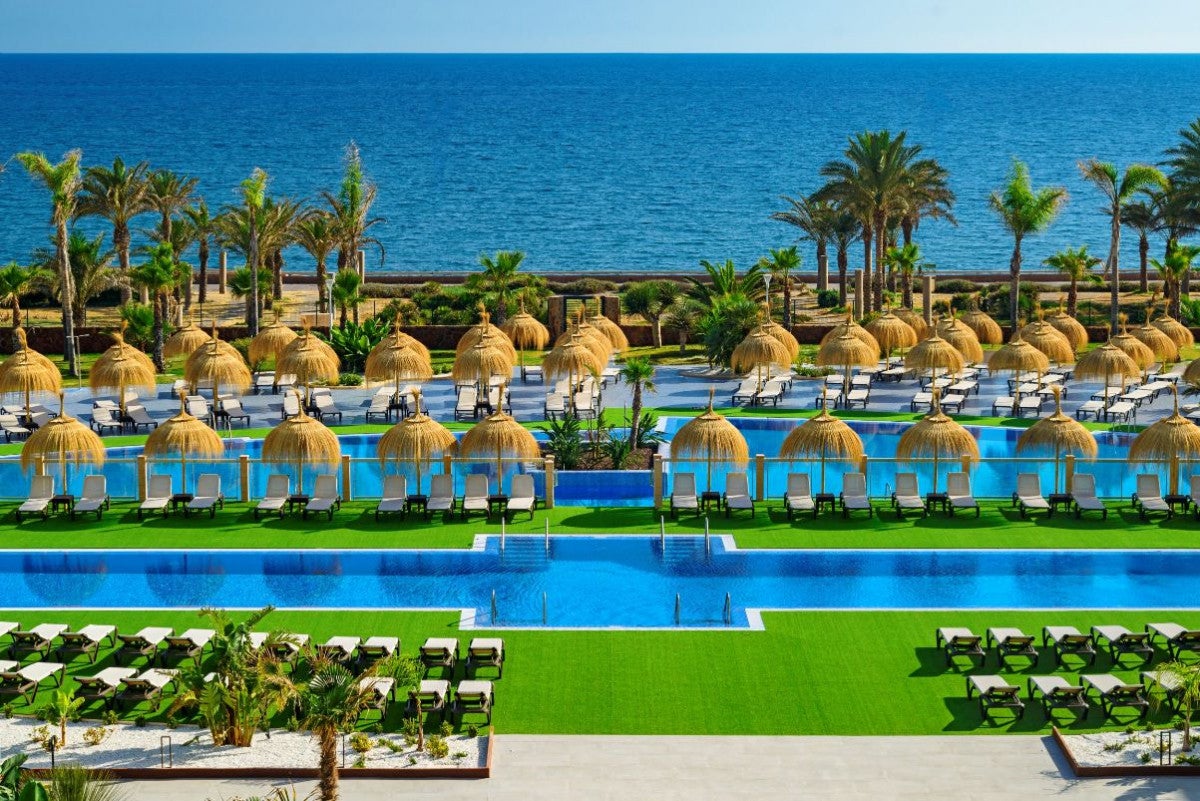El hotel de cinco estrellas en la costa de Almería que se atreve a abrir los 365 días para desestacionalizar el turismo El hotel de cinco estrellas en la costa de Almería que se atreve a abrir los 365 días para desestacionalizar el turismo