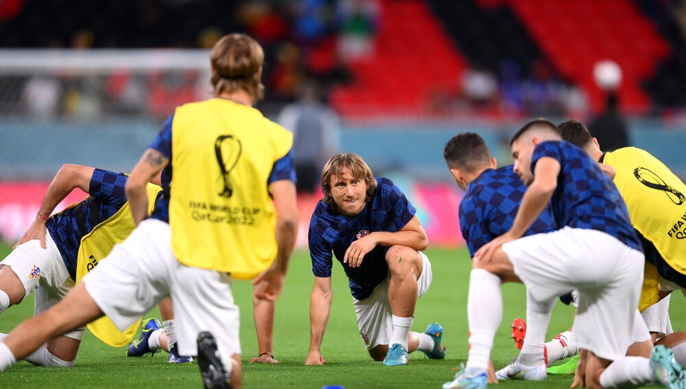 Modric calienta junto a sus compañeros antes del partido ante Bélgica