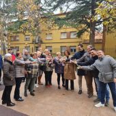 Los vecinos de San León brindan con los responsables municipales por la licitación de las obras