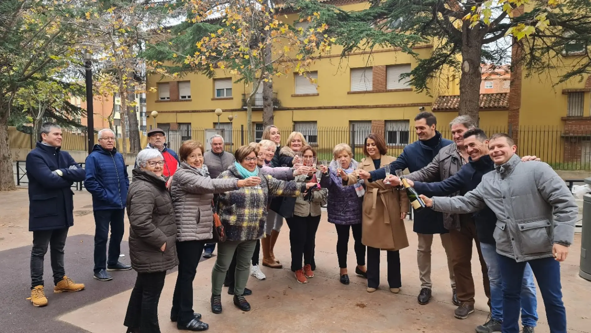 Los vecinos de San León brindan con los responsables municipales por la licitación de las obras