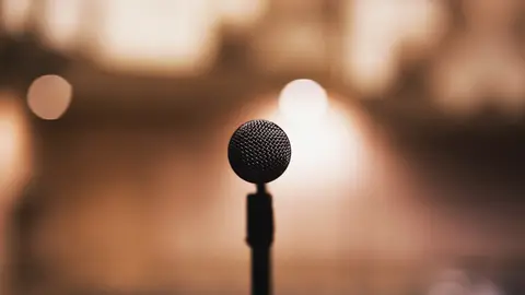 Un micrófono Territorio comanche: concurso de canciones sexis