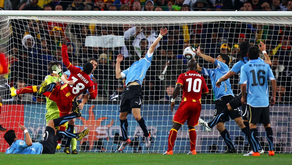 Luis Suárez salva a Uruguay de la eliminación en el Mundial 2010
