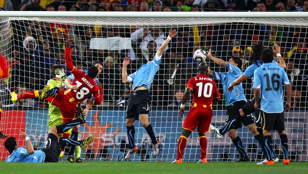 Luis Suárez salva a Uruguay de la eliminación en el Mundial 2010