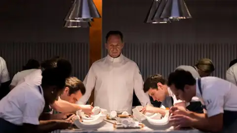 El actor Ralph Fiennes, en una imagen promocional de la película 'El menú' El actor Ralph Fiennes, en una imagen promocional de la película 'El menú'