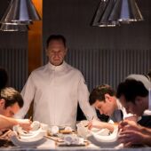 El actor Ralph Fiennes, en una imagen promocional de la película 'El menú'