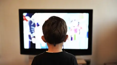 Un niño viendo la televisión ¿Con qué anuncios empieza la Navidad?