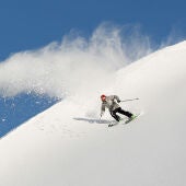 Una persona practicando esquí