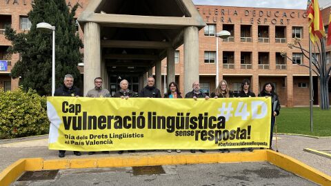 Escola Valenciana y representantes de entidades cívicas conmemoran el Día de los Derechos Lingüísticos en el País Valencià a las puertas de la Conselleria de Educación, Cultura y Deporte - 