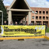 Escola Valenciana y representantes de entidades cívicas conmemoran el Día de los Derechos Lingüísticos en el País Valencià a las puertas de la Conselleria de Educación, Cultura y Deporte - 